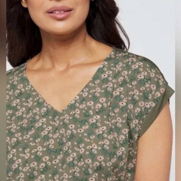 Bundle Of 5 Womens Size Medium Tops 2 NWT 2 NWOT 1 Used - Picture 2 of 9